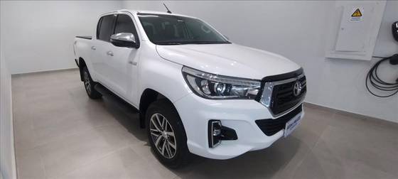 TOYOTA HILUX 2.8 SRX 4X4 CD 16V DIESEL 4P AUTOMÁTICO TOYOTA HILUX 2.8 SRX 4X4 CD 16V DIESEL 4P AUTOMÁTICO